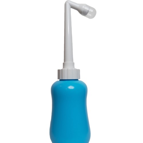 Image of a turquoise peri bottle which can be helpful to dilute urine when peeing. It can also help to use this to clean after you urinate instead of toilet paper.